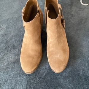 Ladies ankle boots. Tan, size 9.